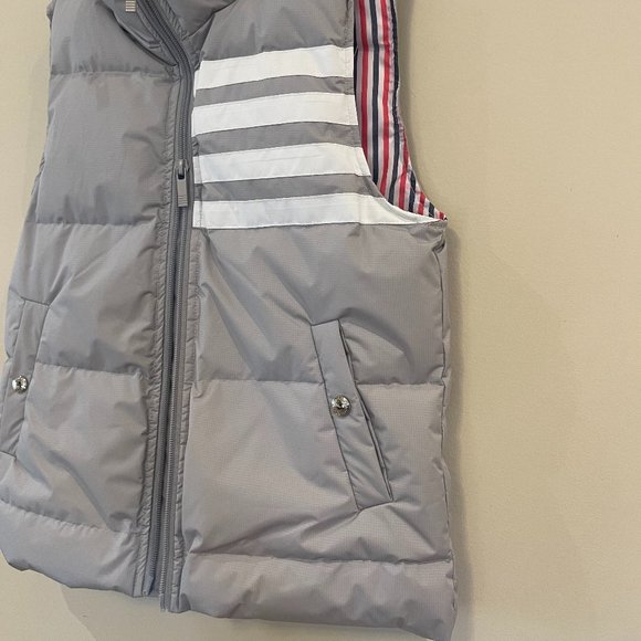 MEDIUM GREY RIPSTOP DOWNFILLED SLEEVELESS 4-BAR VEST 7/8Y - Picture 7 of 9